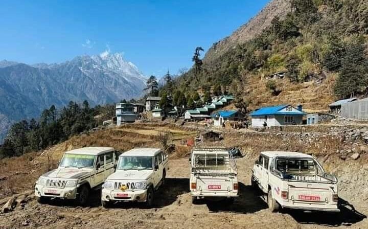 Everest Trek by jeep